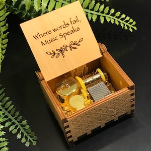 Wooden Wind-up Music Box | Custom Engraving | Choice of Over 100 All-time-Favorite Pop-jazz Classics | Free Gift Box | Gift for Music-lovers
