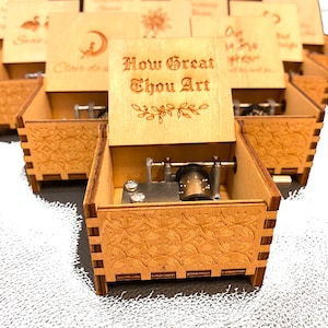 New Model Hand-cranked Wooden Music Box | Over 100 Pop-jazz Classic Tunes | Custom Engraving | Free Gift Box | Gift for Music-lovers!