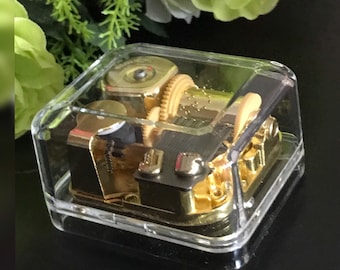 Caja de música transparente / Movimiento de cuerda dorado / Selección de más de 100 clásicos del pop-jazz de todos los tiempos / Caja de regalo gratis / Regalo para amantes de la música