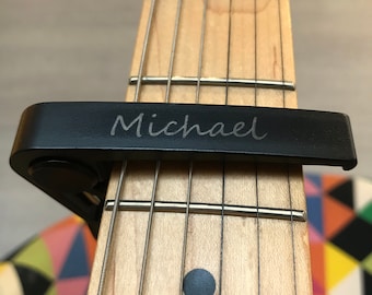 Deluxe gepersonaliseerde capo voor zwarte gitaar, aangepast bericht, gratis gravures, perfect verjaardagscadeau voor gitaristen, cadeau voor muziek