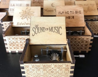 Niedliche kleine Handkurbel aus Holz Spieluhr | Individuelle Gravur | Auswahl von über 100 Lieblings-Pop-Jazz-Klassikern aller Zeiten | Kostenlose Geschenkbox