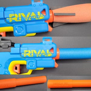 Puede incluir: Pistola de juguete azul y amarilla con la palabra "RIVAL" en amarillo. La pistola tiene una punta de espuma naranja. Se muestran dos proyectiles de espuma naranja debajo de la pistola. Uno está etiquetado "PILOT" y el otro "MEGA XL".