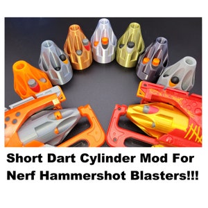 Puede incluir: Un conjunto de cilindros de dardos cortos impresos en 3D para los blasters Nerf Hammershot. Los cilindros son de varios colores, incluyendo naranja, plata, oro y negro. Los cilindros están diseñados para adaptarse al blaster Hammershot y permiten el uso de dardos más cortos.