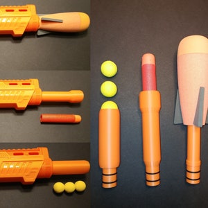 Op de afbeelding: Oranje speelgoedpistool met drie verschillende oranje accessoires en drie gele schuimballen. Het pistool heeft een zwarte trekker en een zwarte loop. De accessoires zijn een lange loop, een korte loop en een raketwerper. De schuimballen zijn ongeveer zo groot als een golfbal.