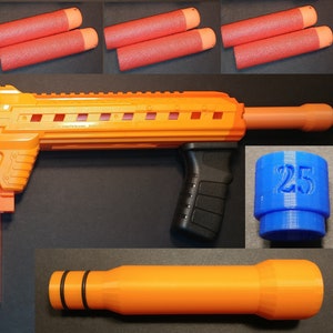 Op de afbeelding: Een oranje speelgoedpistool met een zwarte handgreep, rode foam darts en een blauw genummerd onderdeel. Het pistool heeft een lange loop en een gestructureerd ontwerp. Het blauwe onderdeel is gemarkeerd met het nummer 25.