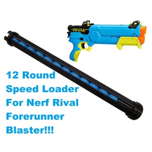 Può includere: Un caricatore rapido nero da 12 colpi per il blaster Nerf Rival Forerunner. Il caricatore è pieno di dardi di schiuma blu.