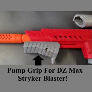 Puede incluir: Una empuñadura de bomba gris impresa en 3D para un blaster Nerf Stryker rojo. La empuñadura es texturizada y tiene un tornillo en el lateral. El texto "Pump Grip For DZ Max Stryker Blaster!" está debajo de la imagen.
