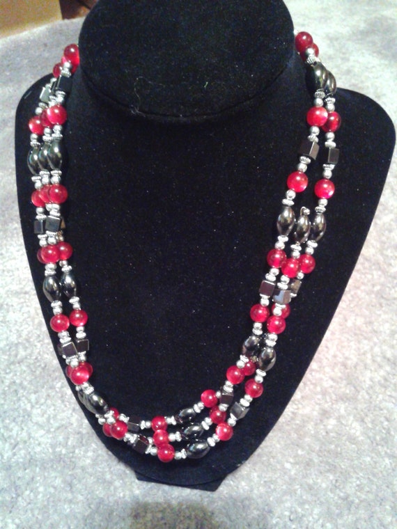 Magnetic red black and silver beaded necklace / br