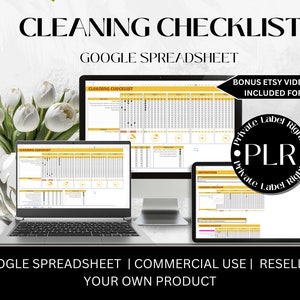 Può includere: Un modello di checklist di pulizia di Google Spreadsheet con il testo "CLEANING CHECKLIST" e "GOOGLE SPREADSHEET" in testo nero su sfondo bianco. Il foglio di calcolo è visualizzato su un laptop e un tablet. Il testo "BONUS ETSY VIDEO GUIDE INCLUDED FOR FREE" è in testo nero su sfondo giallo. Un cerchio nero con il testo "PLR" in testo bianco è circondato da un cerchio giallo con il testo "Private Label Rights" in testo nero.
