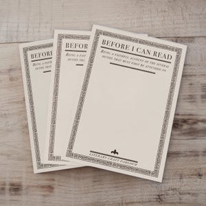 Puede incluir: Tres tarjetas de papel rectangulares de color blanco roto con texto negro y bordes decorativos. El texto dice BEFORE I CAN READ, Being a faithful account of the several duties that must first be attended to, y Literary Craft Parlour.