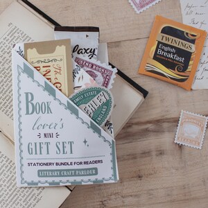 Peut inclure: Une enveloppe triangulaire en papier &eacute;tiquet&eacute;e Book lover's MINI GIFT SET STATIONERY BUNDLE FOR READERS LITERARY CRAFT PARLOUR contenant des articles de papeterie assortis, un sachet de th&eacute; Twinings English Breakfast et des timbres d&eacute;coratifs.