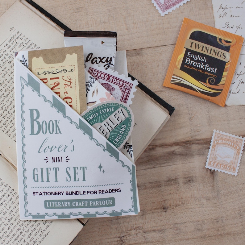 Peut inclure: Une enveloppe triangulaire en papier &eacute;tiquet&eacute;e Book lover's MINI GIFT SET STATIONERY BUNDLE FOR READERS LITERARY CRAFT PARLOUR contenant des articles de papeterie assortis, un sachet de th&eacute; Twinings English Breakfast et des timbres d&eacute;coratifs.