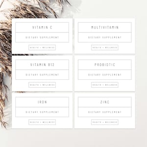 Puede incluir: Seis etiquetas rectangulares blancas con bordes negros y texto. Las etiquetas están dispuestas en dos filas de tres. Las etiquetas dicen: Vitamina C, Multivitamina, Vitamina B12, Probiótico, Hierro y Zinc. Cada etiqueta también incluye el texto "Suplemento dietético" y "Salud Bienestar".