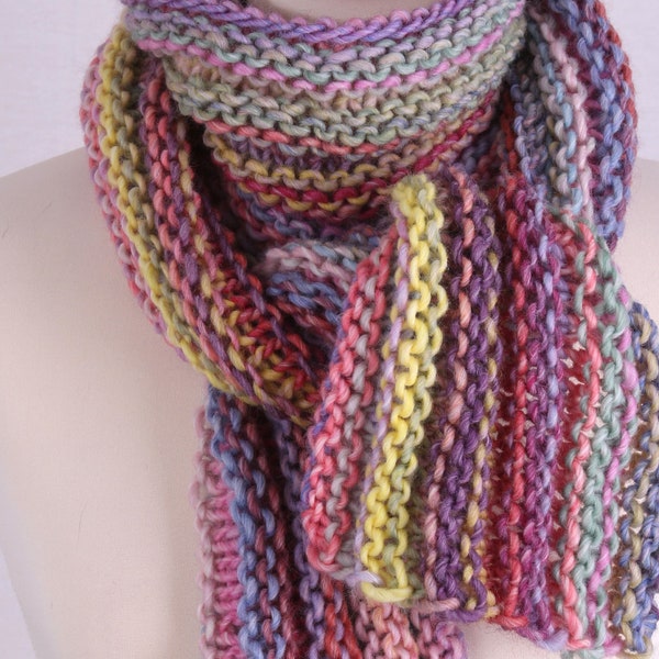 Knitted scarf in pastel - Colorful hand-knitted in a worm pattern!