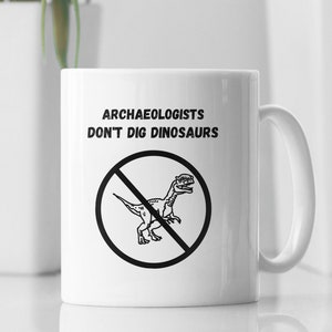 Funny Archaeology Mug: Archaeologists Don&#39;t Dig Dinosaurs