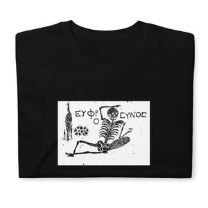 Pode incluir: Camiseta preta com um gráfico branco de um esqueleto reclinado, uma garrafa de vinho e texto. O design tem um visual vintage e desgastado. O texto no gráfico está em uma fonte estilizada.