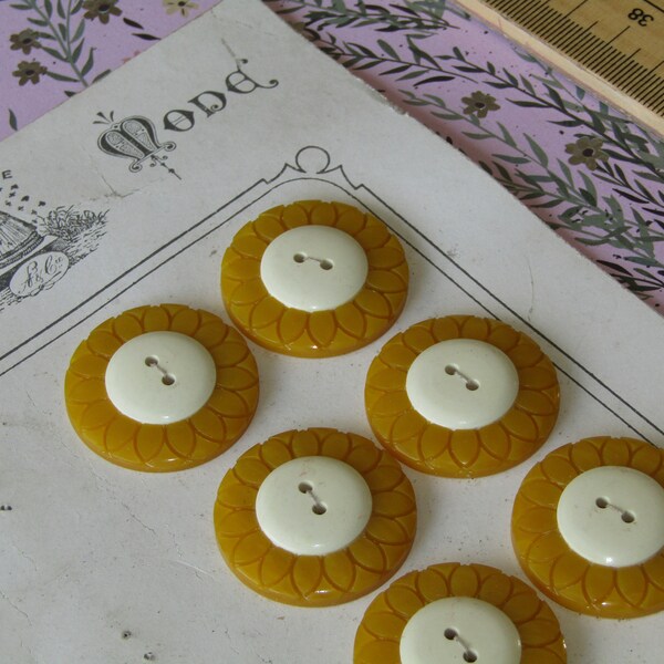 gros boutons vintage forme marguerite 30 mm jaune et blanc / french fashion button/ vintage button/ bouton fleur