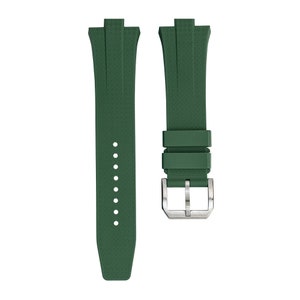 Puede incluir: Una correa de reloj de caucho verde oscuro con una hebilla plateada. La correa tiene un patr&oacute;n texturizado y est&aacute; dise&ntilde;ada para un reloj con una anchura de asas de 20 mm.