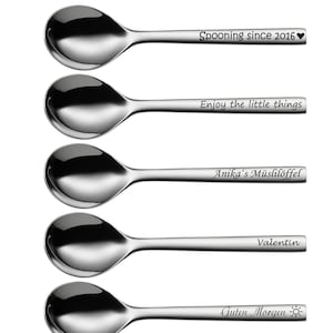 Può includere: Cinque cucchiai d'argento con diversi detti incisi. I detti sono "Spooning since 2016", "Enjoy the little things", "Anika's Müslilöffel", "Valentin" e "Guten Morgen".