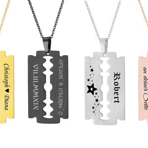 Könnte beinhalten: Vier Halsketten in Form einer Rasierklinge in Gold, Schwarz, Silber und Roségold mit personalisierten Gravuren. Die Gravuren beinhalten Namen, Daten und ein Sternendesign.