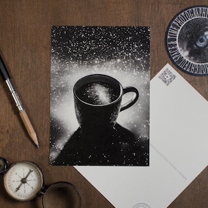 Celestial koffiemok ansichtkaart – sterrenhemel kunstprint | Wenskaart voor koffieliefhebbers en sterrenkijkers, Cosmic Tea Time, cacaoceremonie