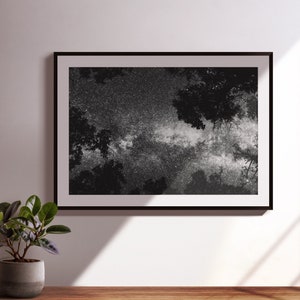 Fotografie auf Recyclingpapier, Milchstraße im Wald, Poster der Bäume mit Sternen im Nachthimmel, Astrofotografie Wandbild, Foto Kunst