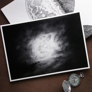 Empyrean Eye / luna piena in cielo notturno nuvoloso stampa fotografica su carta baritata / astrofotografia poetica e consapevole / Halloween Selenophile