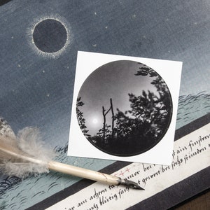 Adesivo di carta raffigurante un paesaggio scuro illuminato dalla luna / Fatto a mano / Scala verso il cielo / Fotografia naturalistica poetica e consapevole / Umore notturno del tempo