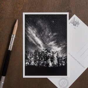 Postkarte vom Sternenhimmel mit Wolken und Bäumen, Natur Fotografie, Trauerkarte, achtsame Astronomie, Beileidskarte, Kondolenzkarte Sterne
