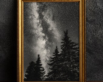 Melkweg: kunst aan de muur astronomie met donkere bosbomen op gerecycled papier