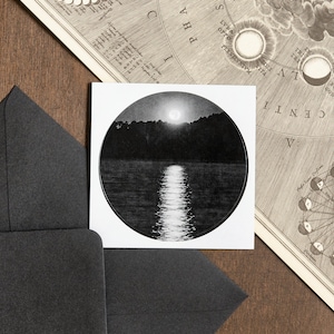 Adesivo di carta fatto a mano raffigurante la luna piena con riflesso del mare / Il sentiero della luce / Astrofotografia poetica e consapevole / Umore notturno del tempo