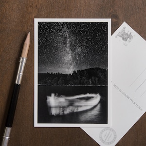 Celestial ansichtkaart, boot met Melkwegstelsel, fotowenskaart, verjaardagskaart reizen, poëtische en mindful astrofotografie, ruimtekunst