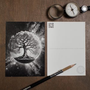 Ansichtkaart metafysische levensboom, ruimteboomkunstprint, handgemaakt met gerecycled papier, Keltische mythologie, Yggdrasil-print, Dark Academia Art