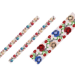 Könnte beinhalten: Drei Perlenarmbänder mit einem floralen Muster in Rot, Blau, Grün und Weiß auf weißem Hintergrund.