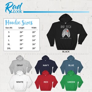 以下が含まれることがあります： 「Rad Tech」という文字と、心臓が入った肋骨のグラフィックが描かれた黒いフード付きスウェットシャツ。グラフィックの下のテキストには、「It's what's inside that counts」と書いてあります。このフード付きスウェットシャツは、グレー、ネイビー、ブルー、ホワイト、レッド、グリーンなど、さまざまな色からお選びいただけます。インチ単位のサイズ表が付属しています。