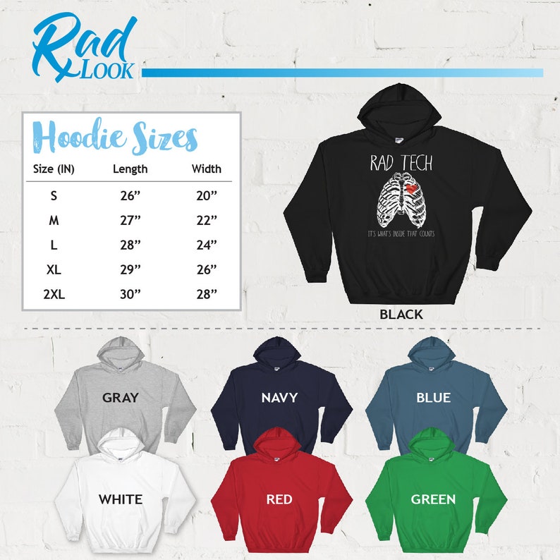 以下が含まれることがあります： 「Rad Tech」という文字と、心臓が入った肋骨のグラフィックが描かれた黒いフード付きスウェットシャツ。グラフィックの下のテキストには、「It's what's inside that counts」と書いてあります。このフード付きスウェットシャツは、グレー、ネイビー、ブルー、ホワイト、レッド、グリーンなど、さまざまな色からお選びいただけます。インチ単位のサイズ表が付属しています。