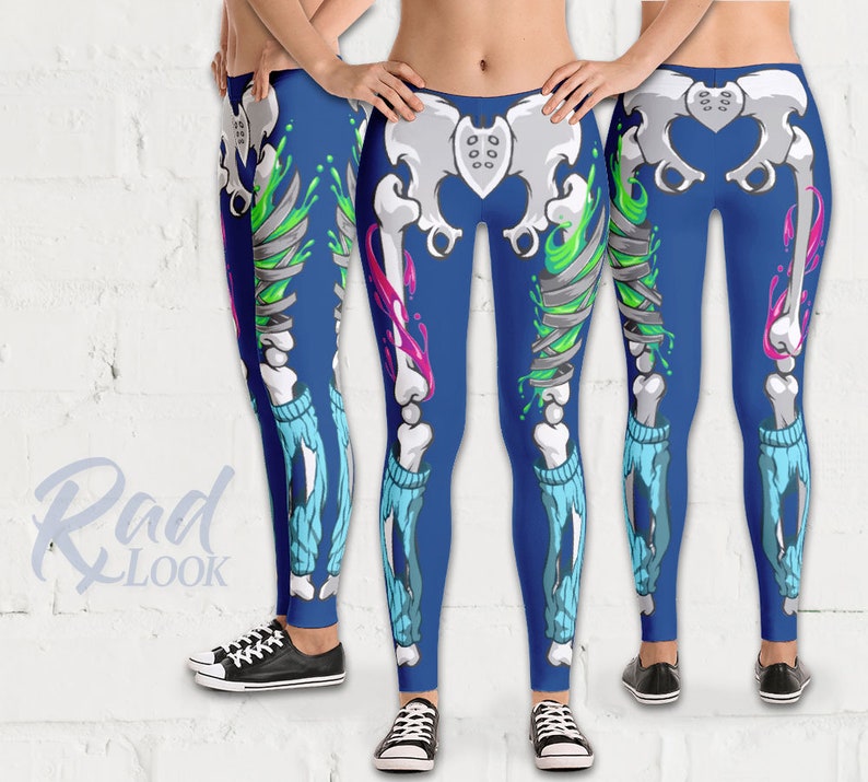 Pode incluir: Leggings azuis com um design de esqueleto com detalhes em verde, rosa e branco. O esqueleto est&aacute; parcialmente exposto, revelando um padr&atilde;o azul e branco por baixo.