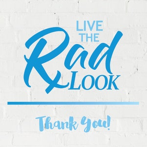 Pode incluir: Texto azul em um fundo de parede de tijolo branco que l&ecirc; "Live the Rad Look" com a palavra "Rad" em uma fonte grande e estilizada. Abaixo do texto h&aacute; uma linha azul fina e as palavras "Thank you!" em azul.