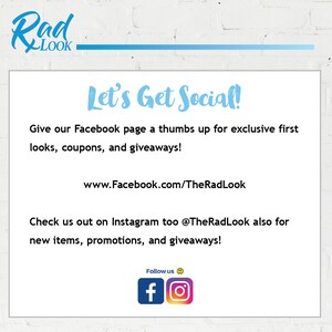 Pode incluir: Um gr&aacute;fico azul e branco com o texto "Rad Look" e o texto "Let's Get Social!" O gr&aacute;fico tamb&eacute;m inclui o texto "D&ecirc; um joinha na nossa p&aacute;gina do Facebook para obter looks exclusivos, cupons e brindes!" e o URL "www.Facebook.com/TheRadLook". O gr&aacute;fico tamb&eacute;m inclui o texto "Confira a gente no Instagram tamb&eacute;m @TheRadLook para novos itens, promo&ccedil;&otilde;es e brindes!" e o texto "Siga-nos" com um emoji de carinha sorridente. O gr&aacute;fico tamb&eacute;m inclui um &iacute;cone do Facebook e um &iacute;cone do Instagram.