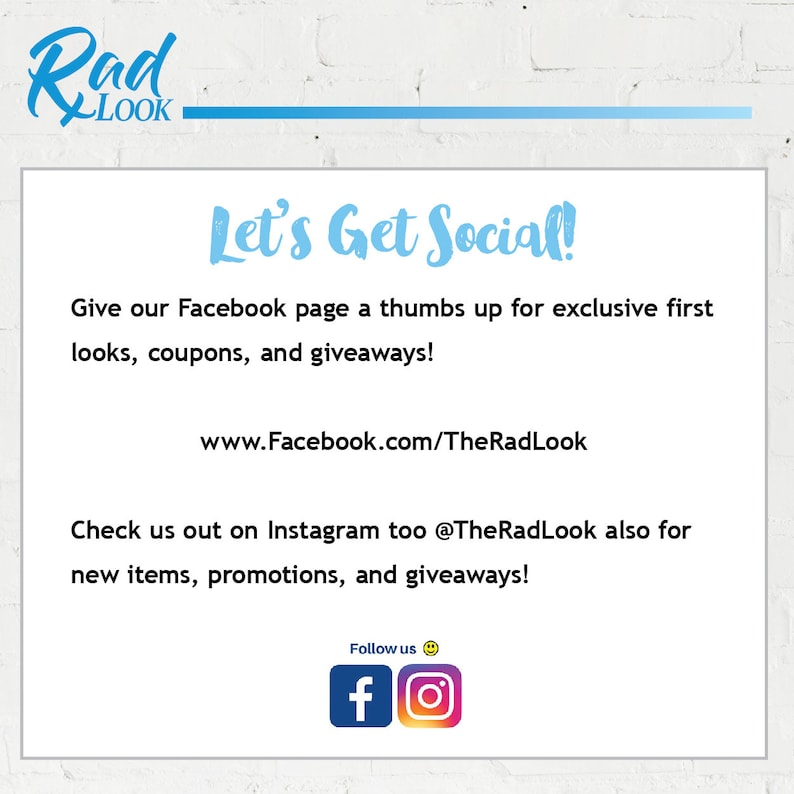 Pode incluir: Um gr&aacute;fico azul e branco com o texto "Rad Look" e o texto "Let's Get Social!" O gr&aacute;fico tamb&eacute;m inclui o texto "D&ecirc; um joinha na nossa p&aacute;gina do Facebook para obter looks exclusivos, cupons e brindes!" e o URL "www.Facebook.com/TheRadLook". O gr&aacute;fico tamb&eacute;m inclui o texto "Confira a gente no Instagram tamb&eacute;m @TheRadLook para novos itens, promo&ccedil;&otilde;es e brindes!" e o texto "Siga-nos" com um emoji de carinha sorridente. O gr&aacute;fico tamb&eacute;m inclui um &iacute;cone do Facebook e um &iacute;cone do Instagram.