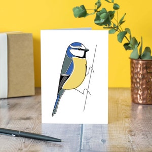 Cartão de felicitações com pássaro chapim-azul, cartão de aniversário, cartão com pássaro, sustentável e desenhado à mão.