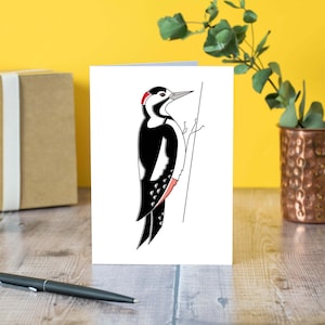 Cartão de felicitações com pica-pau, cartão de aniversário, cartão com pássaro, sustentável e desenhado à mão.