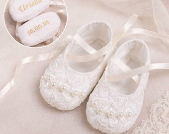 Cadeau de baptême personnalisé, chaussons bébé en dentelle personnalisés avec nom et date, cadeau de baptême, cadeau religieux