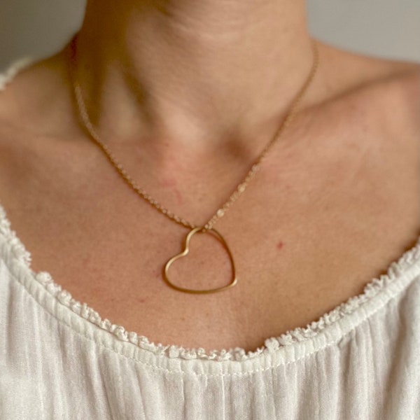 petite chaîne fine en acier inoxydable dorée avec son petit coeur fin en pendentif