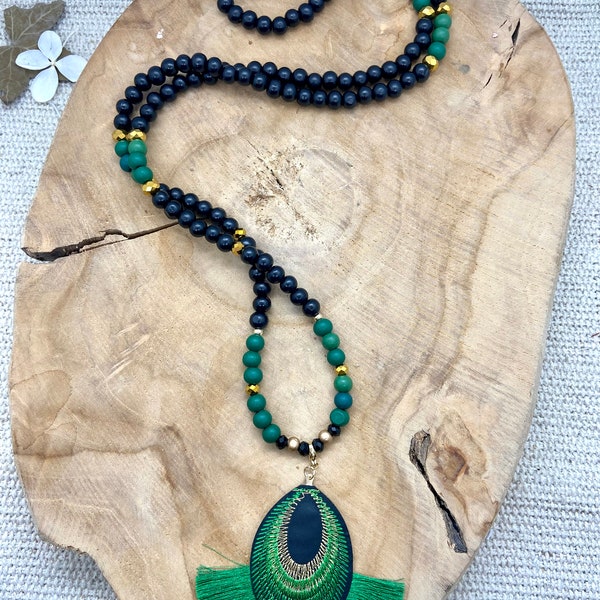 Sautoir en bois bohème chic avec pendentif vert à pompons