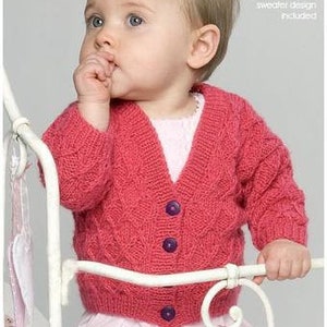 Puede incluir: Un cárdigan de punto rosa para bebé con un patrón de trenza y botones morados. El cárdigan lo lleva puesto un bebé sentado en una silla de metal blanca. El número de patrón P1053 es visible en la esquina superior derecha de la imagen.