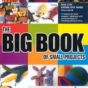 Op de afbeelding: Een boekomslag met de titel "The Big Book of Small Projects" met diverse gebreide items. De afbeelding toont gebreid speelgoed, hoeden en andere ambachten in verschillende kleuren, waaronder geel, rood, blauw en groen. Het boek is van Patons.