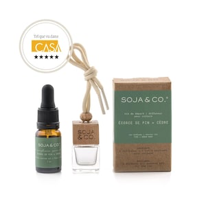 Peut inclure: Un kit de diffuseur de voiture SOJA & CO. comprend une petite bouteille en verre avec un dessus en bois, une petite boîte marron et une bouteille en verre avec un compte-gouttes. Le kit est étiqueté "ÉCORCE DE PIN + CÈDRE".