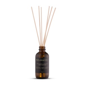 以下が含まれることがあります： SOJA & CO. DIFFUSEUR À ROSEAUX REED DIFFUSER EUCALYPTUS, MENTHE & ROMARIN EUCALYPTUS, MINT & ROSEMARY 120 mlと書かれた黒いラベルが貼られたアンバー色のガラス製リードディフューザーボトル。5本の明るい色の木製リードがボトルの開口部から上に向かって伸びています。