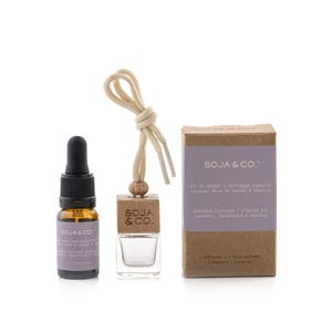 Peut inclure: Un kit de démarrage pour diffuseur portable Soja & Co. comprenant un flacon compte-gouttes en verre ambré de 10 ml, un petit diffuseur en verre transparent avec bouchon en bois et cordon beige, et une boîte en carton rectangulaire aux tons lavande.